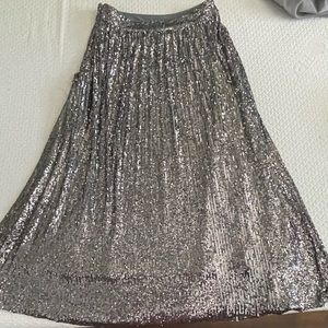 Platinum sequin midi squirt like new. Used once.